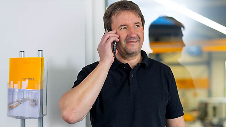 Schirmer Mitarbeiter Technischer Support telefoniert